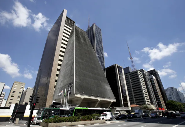 SAO PAULO, 14 DE MARO DE 2012, Imagens da Avenida Paulista, prdio da FIESP, pedestres em diferentes angulos. (FOTOS: JULIA MORAES)