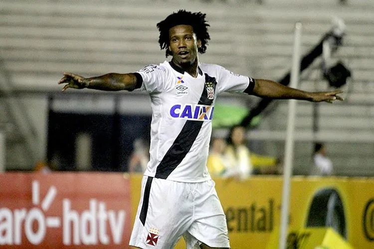 Com gol de 'talismã' nos acréscimos, Vasco empata com CRB e avança