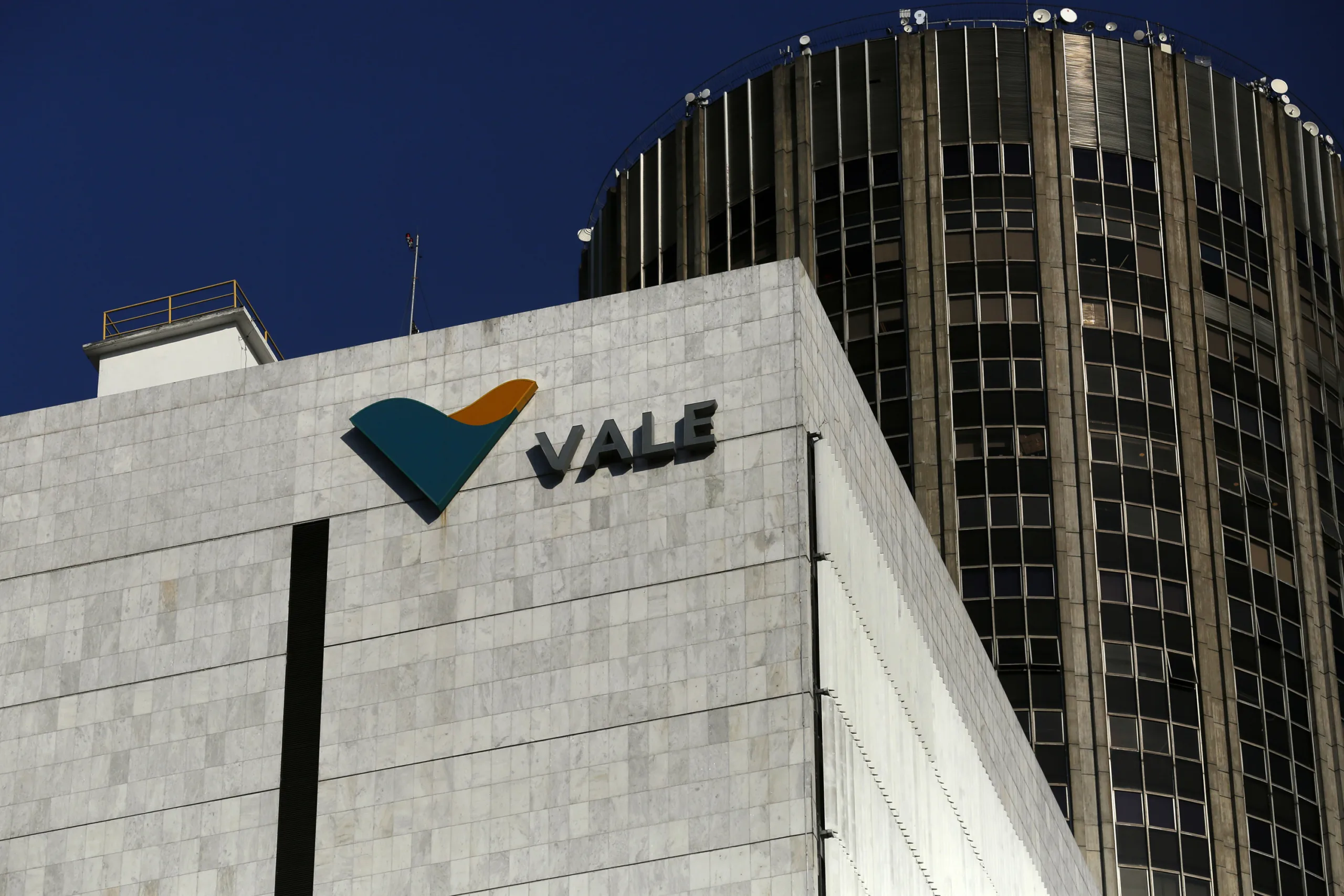 A view shows the company logo of Brazilian mining company Vale SA at its headquarters in downtown Rio de Janeiro August 20, 2014. REUTERS/Pilar Olivares (REUTERS – Tags: BUSINESS COMMODITIES LOGO) – RTR435SQ