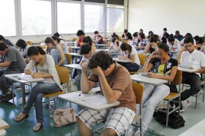 Enem tem prova de redação, linguagens e matemática neste domingo