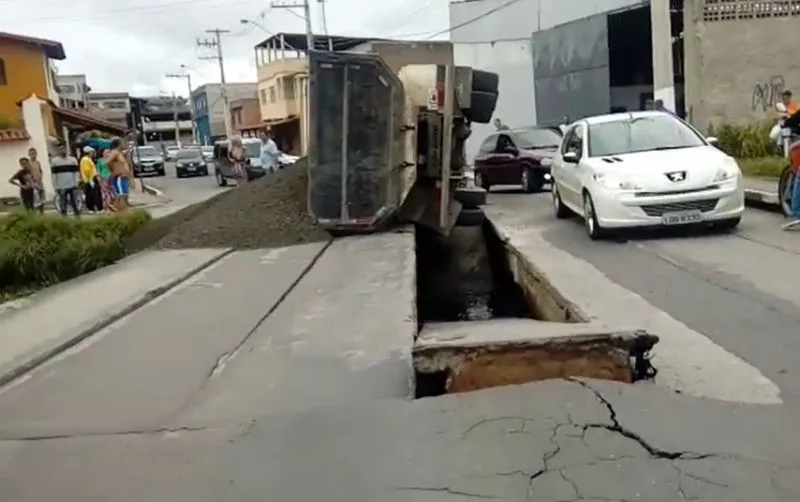 Caminhão carregado de brita tomba e destrói parte de ponte em Vila Velha. Veja o vídeo!