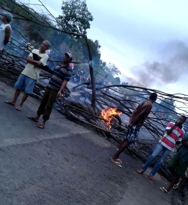 Após quase 4 horas de interdição manifestantes liberam vias na BR-101, na Serra