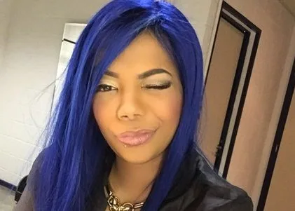 Ludmilla pinta o cabelo de azul e rebate críticas de seguidores