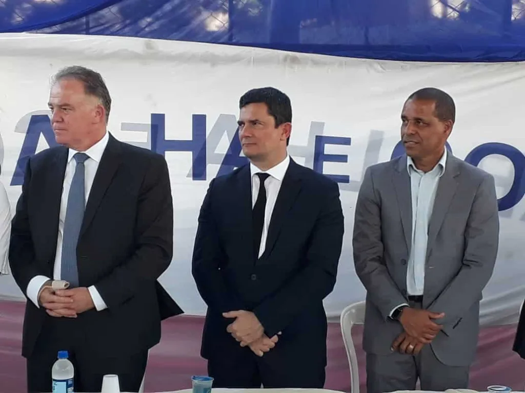 Visita institucional, anúncios e um tapa na imagem