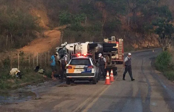 Caminhão que transportava água para Colatina tomba em rodovia estadual