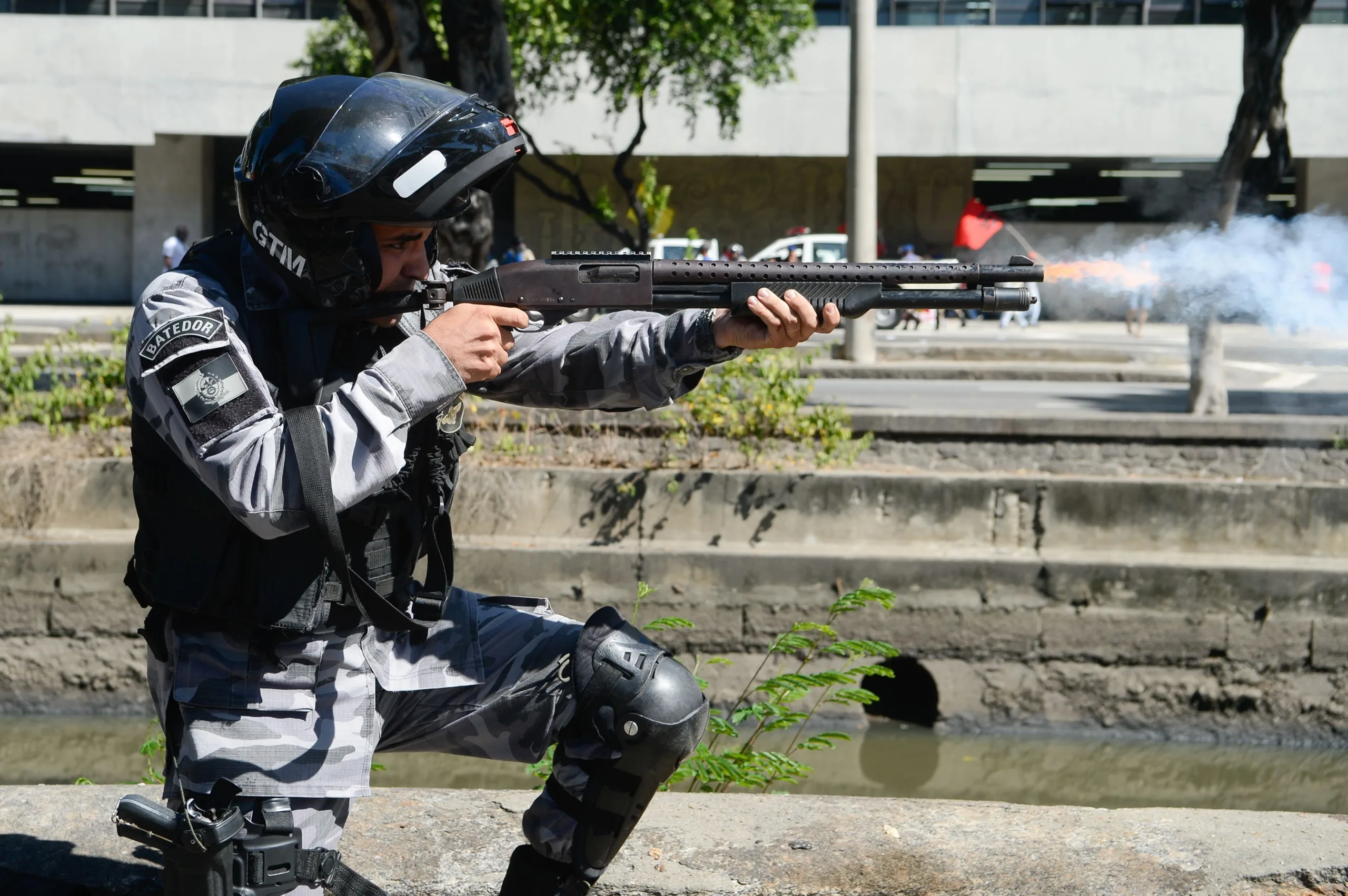 Rio de Janeiro – Manifestação de funcionários da Cedae termina em confronto com a Polícia Militar no centro da capital fluminense (Tomaz Silva/Agência Brasil)