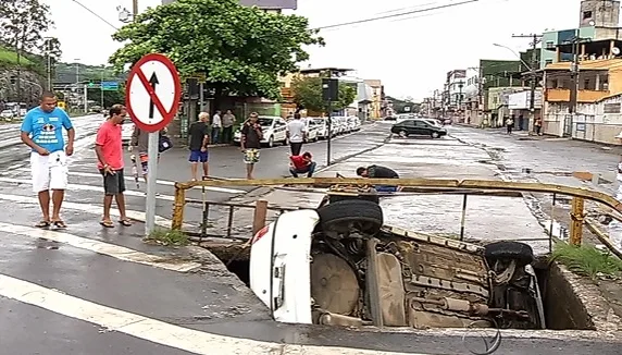 Carro cai em valão de Cariacica e condutor foge