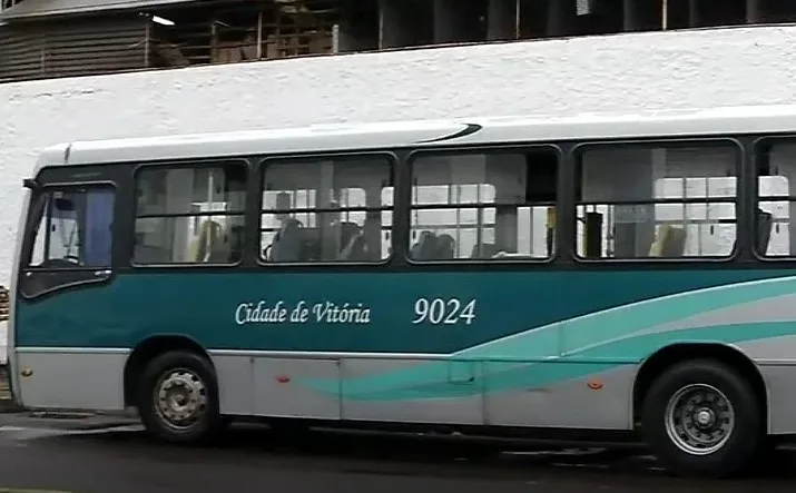 Criminosos encapuzados invadem ônibus municipal de Vitória atiram contra passageiro