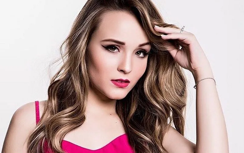 Larissa Manoela fala sobre deixar o SBT: "coração apertadinho"