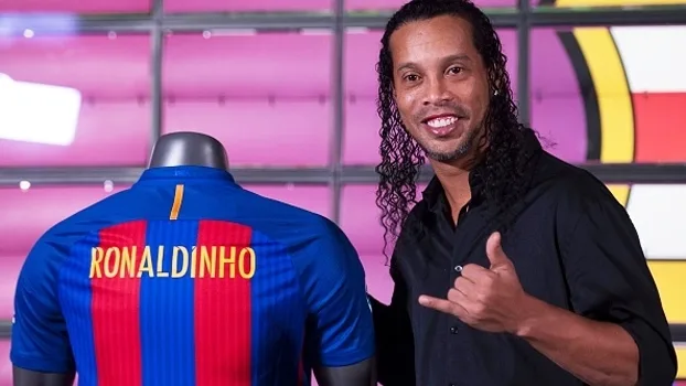 Ronaldinho Gaúcho se emociona ao ser apresentado como embaixador do Barcelona