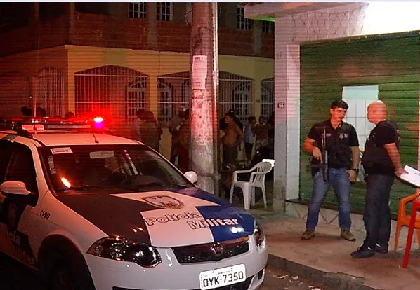 Homem é morto por mascarado dentro de bar em Vitória