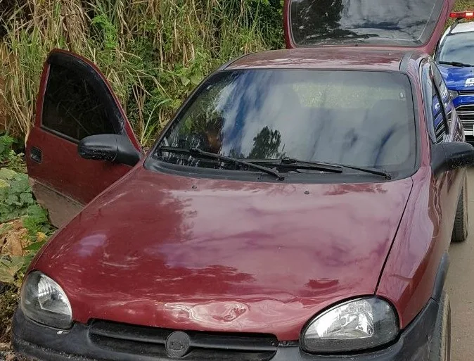 Agentes de trânsito vão recolher veículos abandonados nas ruas de Cachoeiro