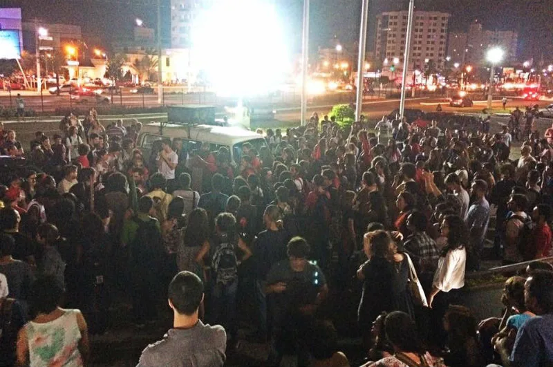 Manifestantes realizam protesto em Vitória contra mudanças no ensino médio