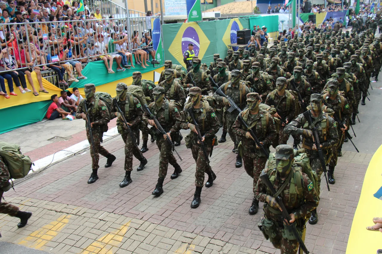 Militares entram na mira de 'guru' de Bolsonaro