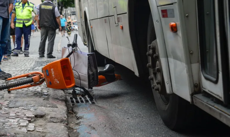 Rio de Janeiro – Polícia Civil faz reconstituição do acidente que causou a morte da ciclista Julia Resende de Moura, em 11 de outubro, depois de ter sido atropelada por um ônibus em Botafogo (Tomaz Silva/Agência Brasil)
