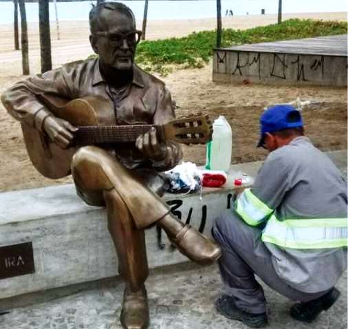 Estátua de Maurício de Oliveira em Camburi é alvo de novo ataque de vândalos