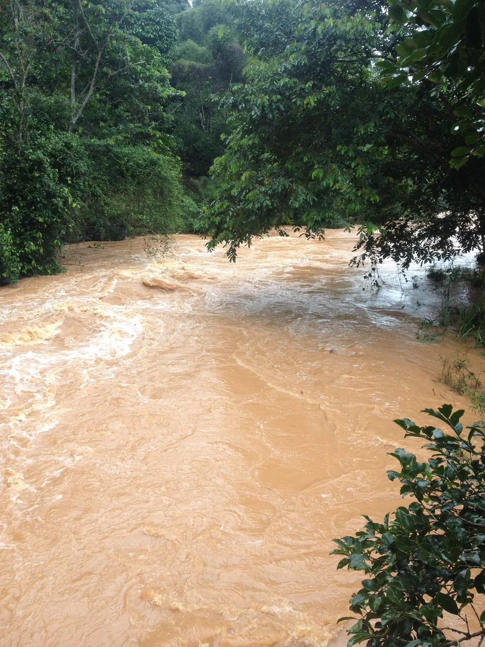 Fortes chuvas enchem córrego Braço Sul do Rio Jucu