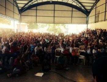 Sem aumento do governo, professores estaduais encerram greve após assembleia