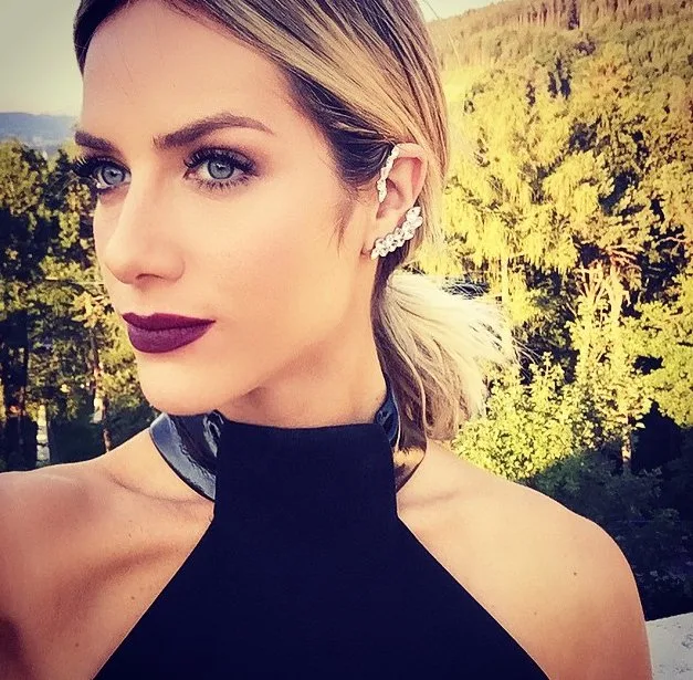 Em viagem à Áustria, Giovanna Ewbank surpreende com batom provocante