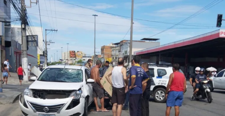 Motociclista grávida é atingida por veículo na Avenida Carlos Lindenberg, em Vila Velha