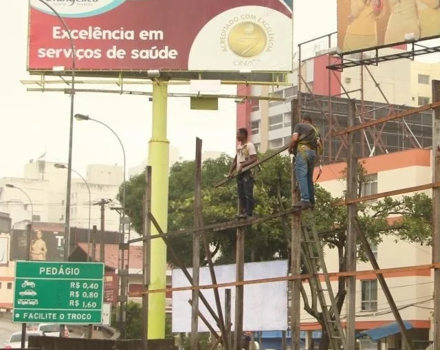 Após um mês, 126 propagandas ainda estão irregulares em Vila Velha