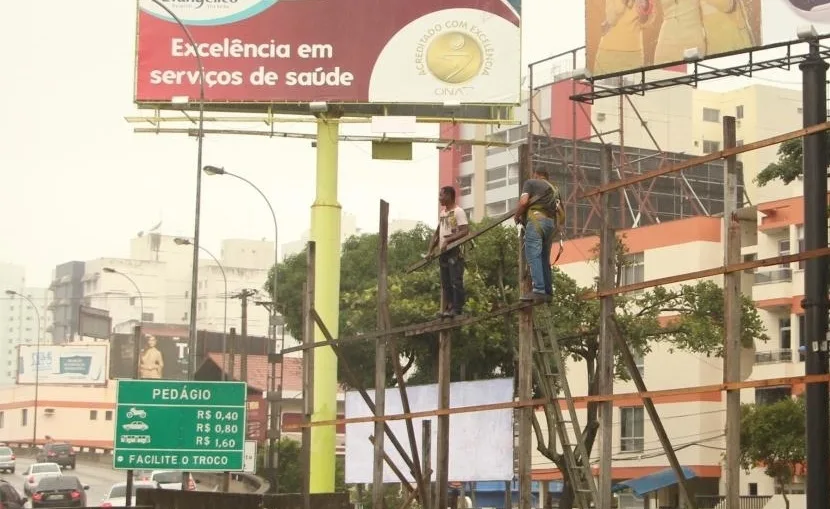 Após um mês, 126 propagandas ainda estão irregulares em Vila Velha