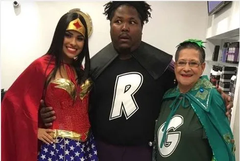 Vestidas de heroínas, Munik e Dona Geralda comemoram aniversário de Ronan