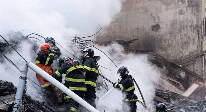 Trabalho de buscas em edifício que pegou fogo e desabou entra no sétimo dia