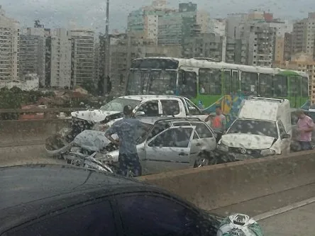 Engavetamento com seis carros e um ônibus tumultua trânsito na Terceira Ponte