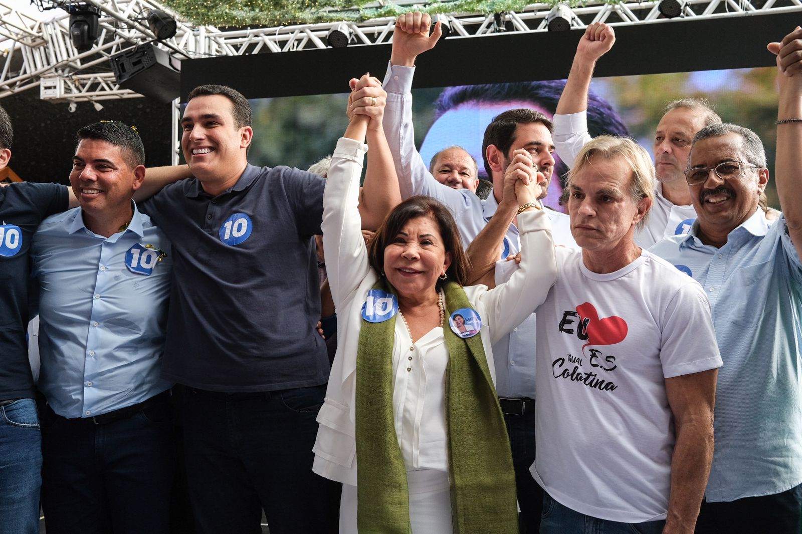 Luzia tenta erguer o braço de Meneguelli na convenção / crédito: Rafael Segatto