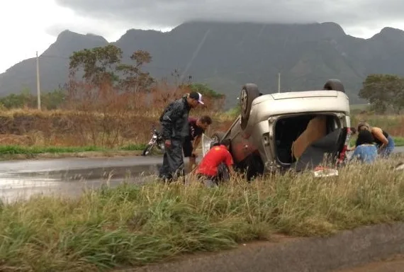 Capotamento deixa trânsito lento na Rodovia do Contorno