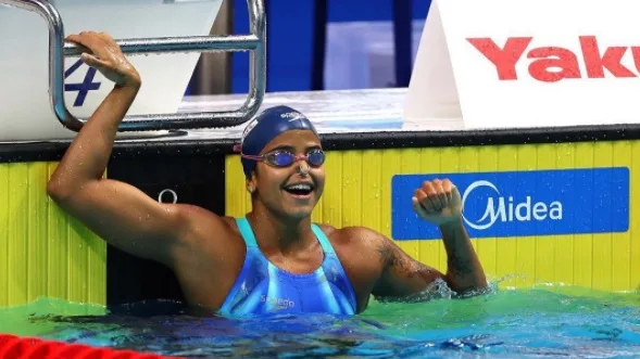 Etiene Medeiros é campeã mundial nos 50m costas e faz história