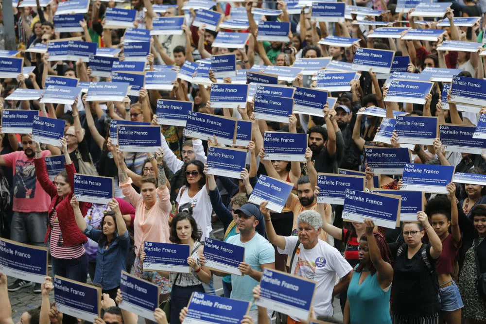 Em uma hora, protesto distribui mil placas com nome de Marielle no Centro do Rio de Janeiro