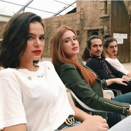 Bruna Marquezine, Marina Ruy Barbosa e Tatá Werneck se divertem em bastidores de nova novela