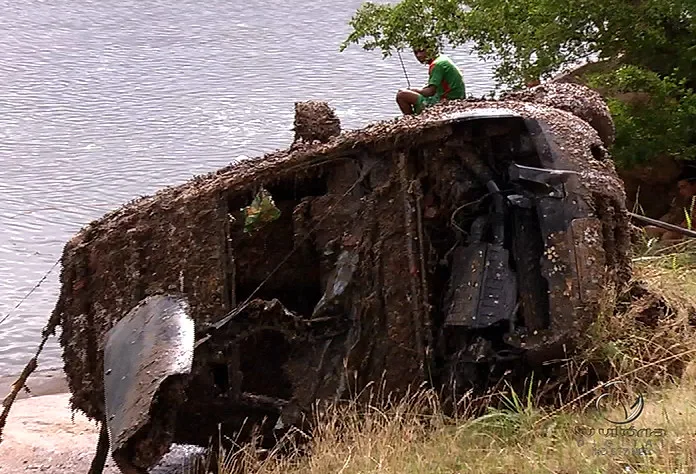 Carro roubado há quase um ano é encontrado no fundo da Baía de Vitória