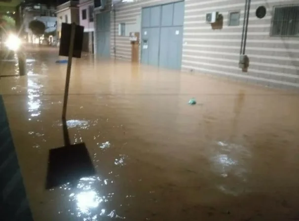 Chuva forte transborda rio e alaga ruas em Alegre