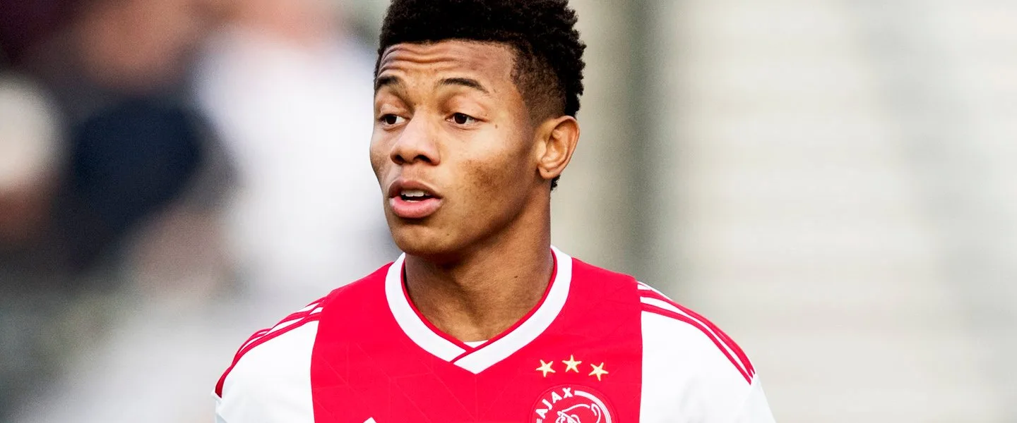 Cobiçado por clubes europeus, David Neres renova contrato com o Ajax até 2023