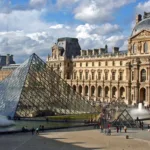 Louvre transfere joias para Banco da França após roubo, diz rádio Louvre transfere joias para Banco da França após roubo, diz rádio