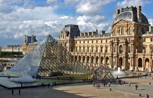 Polícia francesa evacua área externa do Louvre ao encontrar "mochila suspeita"