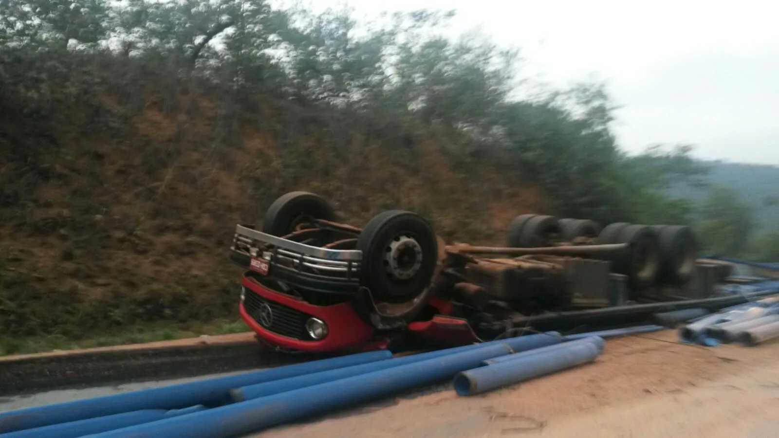 Caminhoneiro tomba com carga de canos na BR-262 em Viana e fica ferido