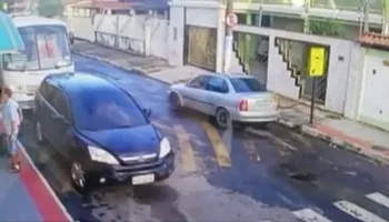 VÍDEO | Mulher tem carro roubado enquanto deixava as filhas em escola na Serra