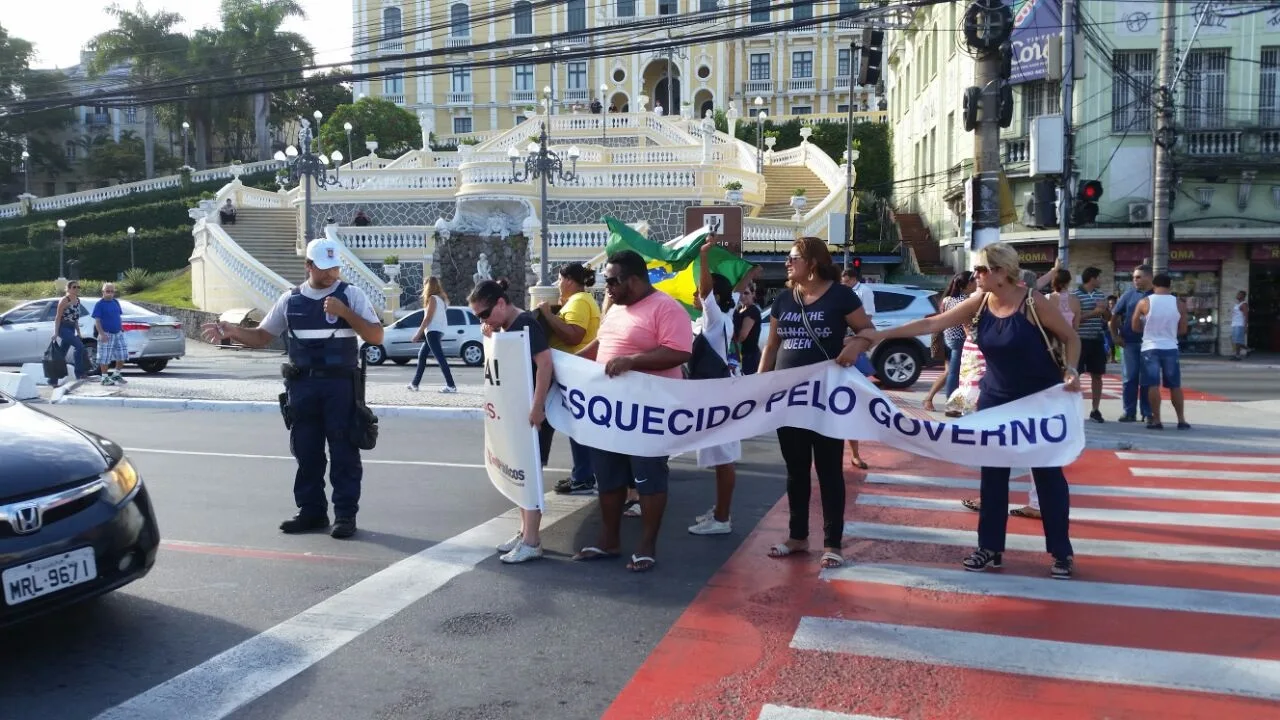 Familiares e amigos de militares interditam trânsito com manifestação em Vitória