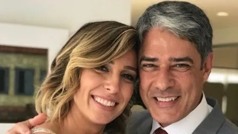 Dois dias após o casamento, William Bonner exibe nova aliança no Jornal Nacional