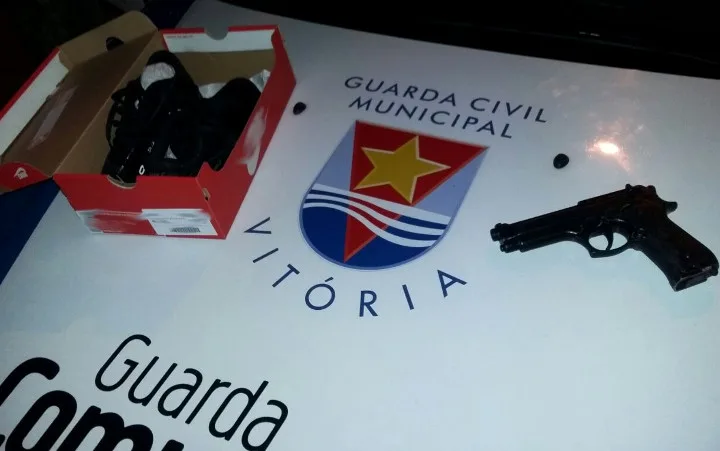 Homem usa arma de plástico para assaltar casal e acaba preso no Centro de Vitória