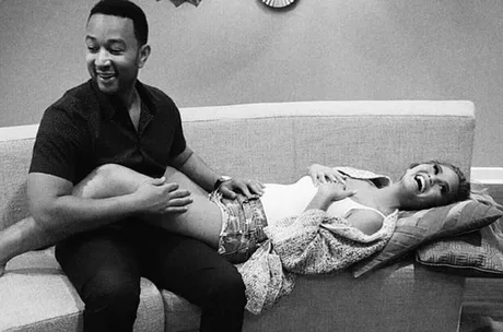 John Legend surpreende fãs ao anunciar gravidez