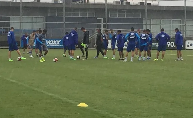 Sem Edílson e Maicon, Grêmio faz trabalho físico no primeiro treino do dia