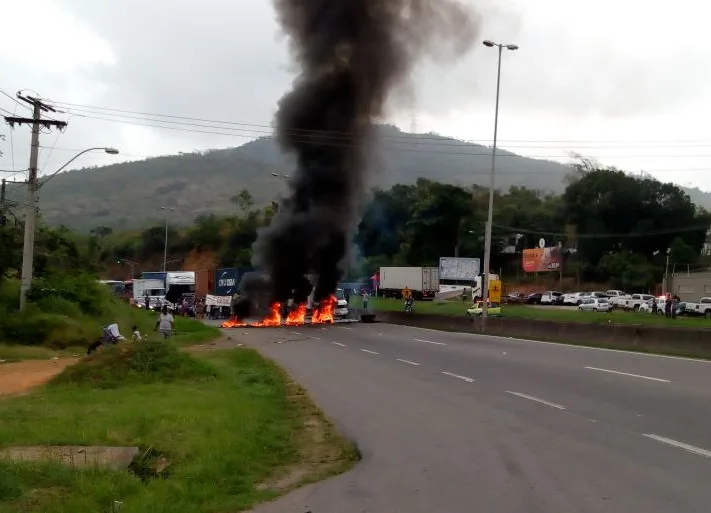 Manifestação interdita totalmente BR-101, em Viana