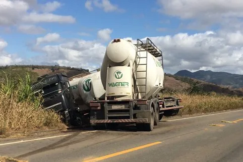 Carreta tomba e interdita trecho da BR 259 em Colatina