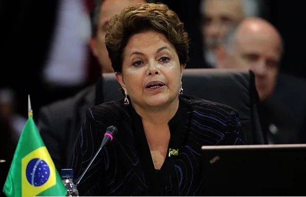 Dilma faz "prestação de contas" e pede compromisso