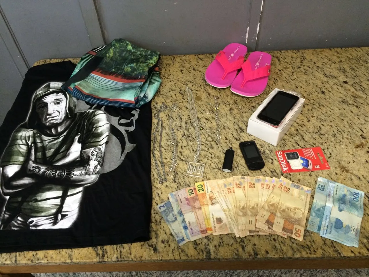 Adolescente rouba R$ 3 mil de residência e vai às compras em shopping de Cachoeiro